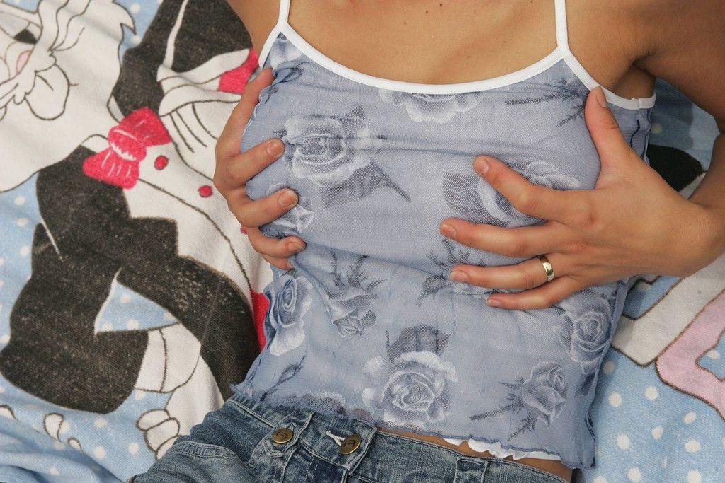 18P Busty babe spreads and masturbates outdoors in the grass