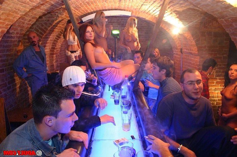 16P Tiny babes dancing on a bar and sucking cock