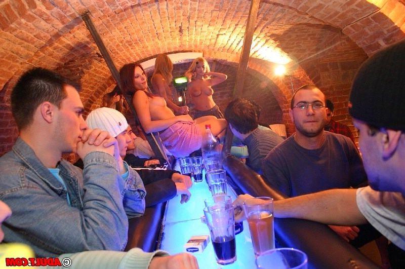 16P Tiny babes dancing on a bar and sucking cock