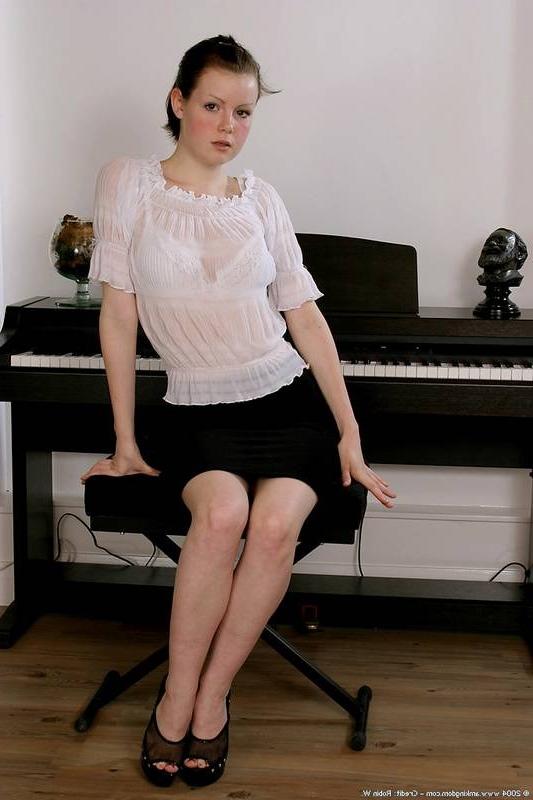 15P Piano student pushes out her hairy cunt