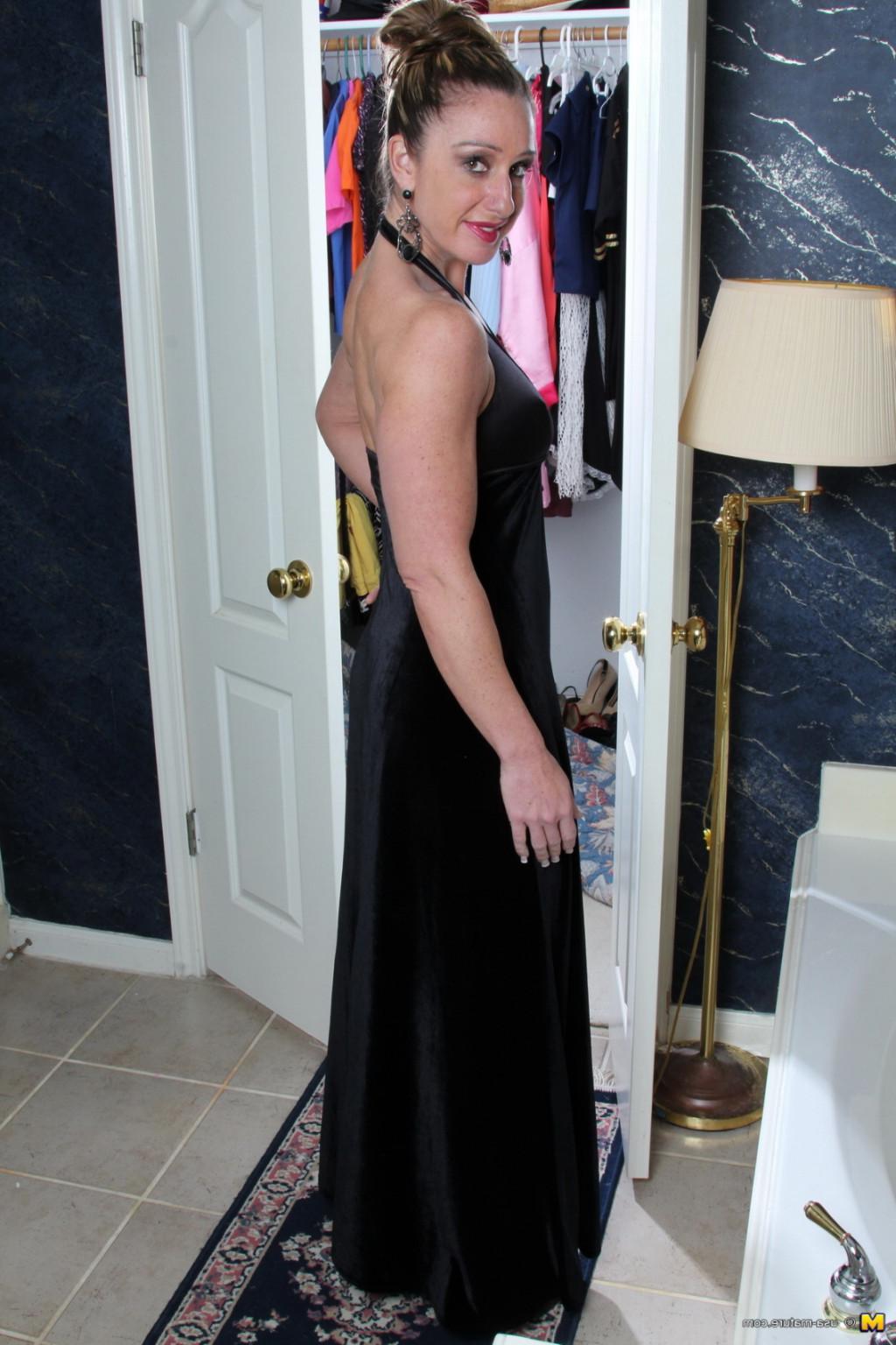 16P Muscled American housewife playing with herself