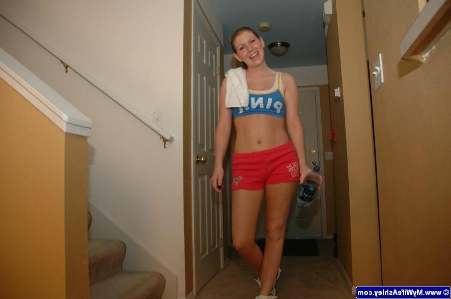 16P Athletic amateur housewife stripping nude