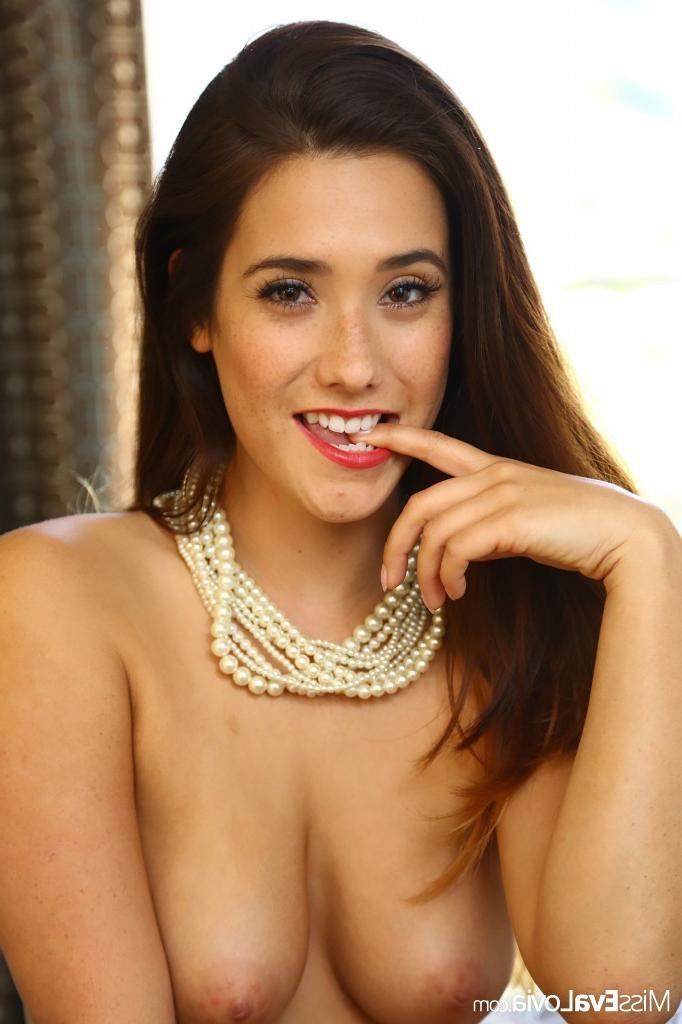 15P Brunette babe naked