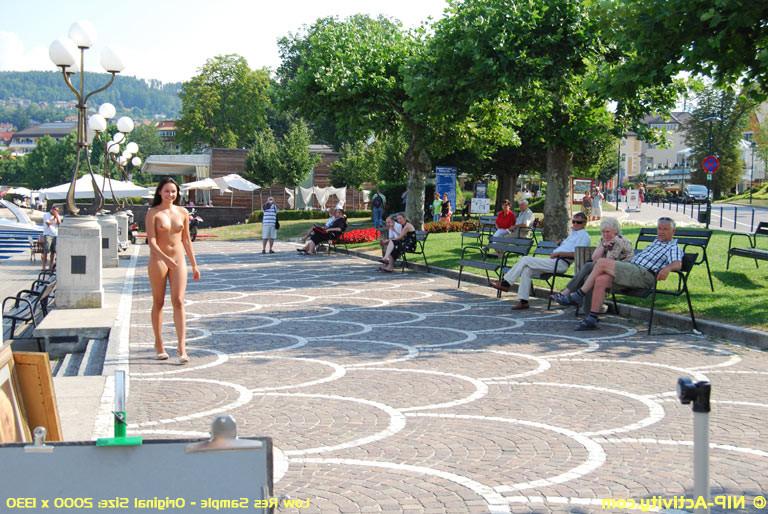 15P Naked girl in public