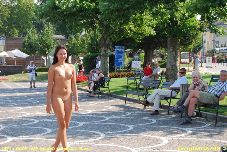 15P Naked girl in public