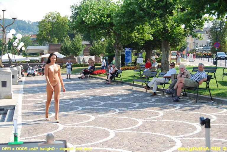 15P Naked girl in public