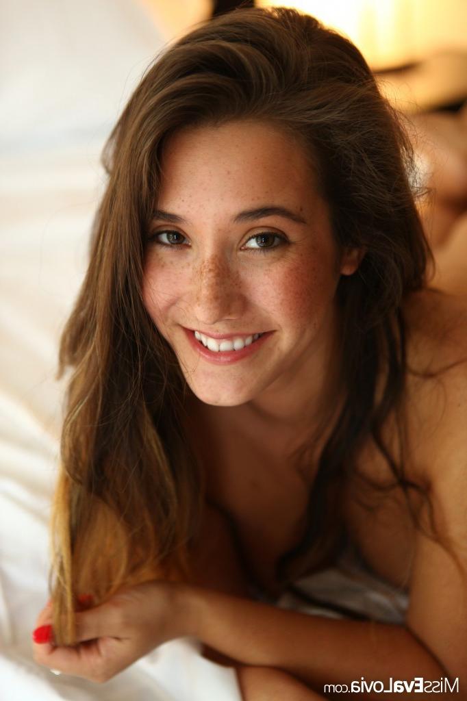 15P Eva Lovia stripping