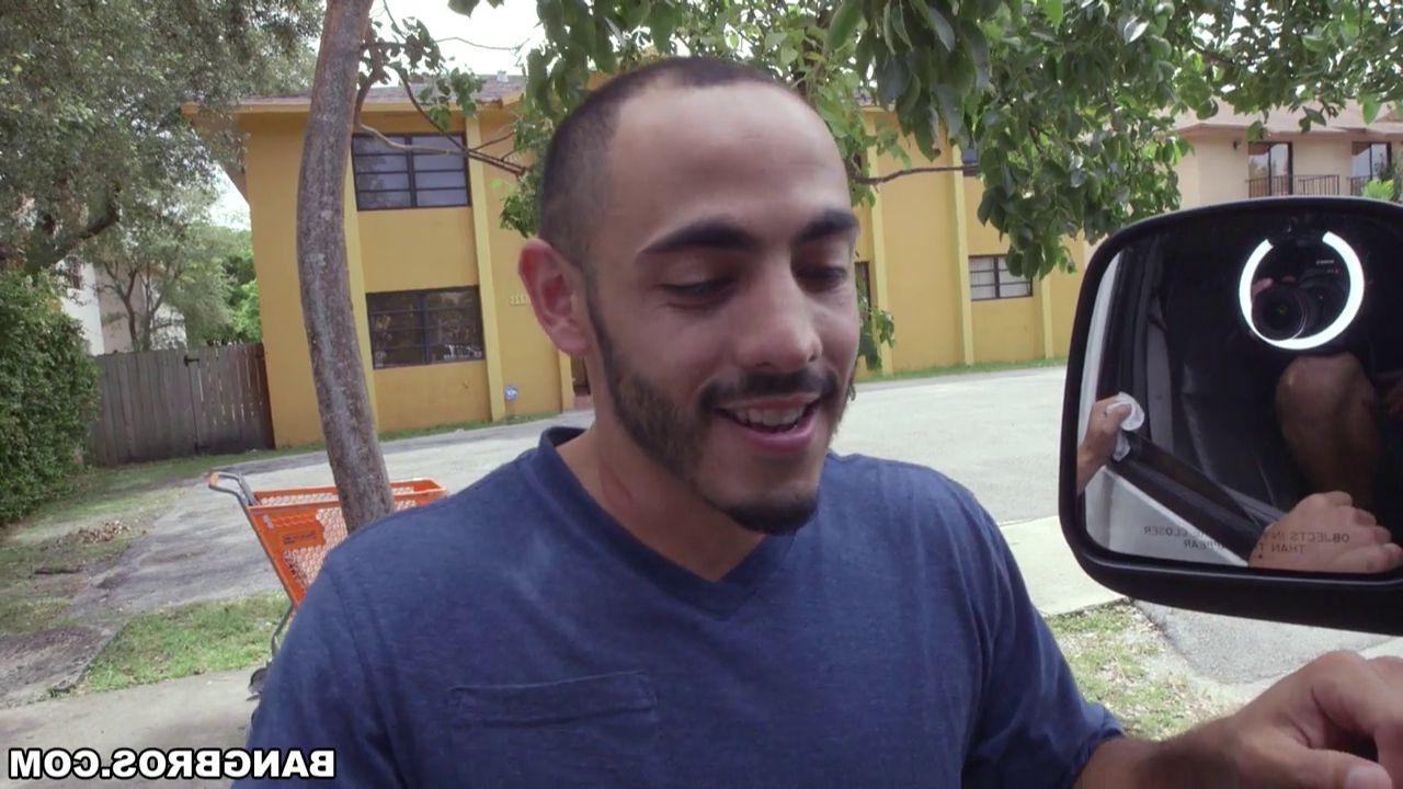 16P Kelsi Monroe picks up guys for a bang bus experience