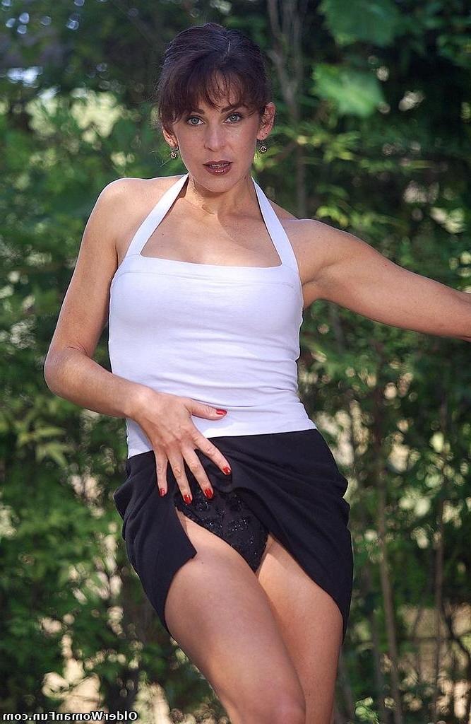 16P Exhibitionistic mom Karina strps outdoors