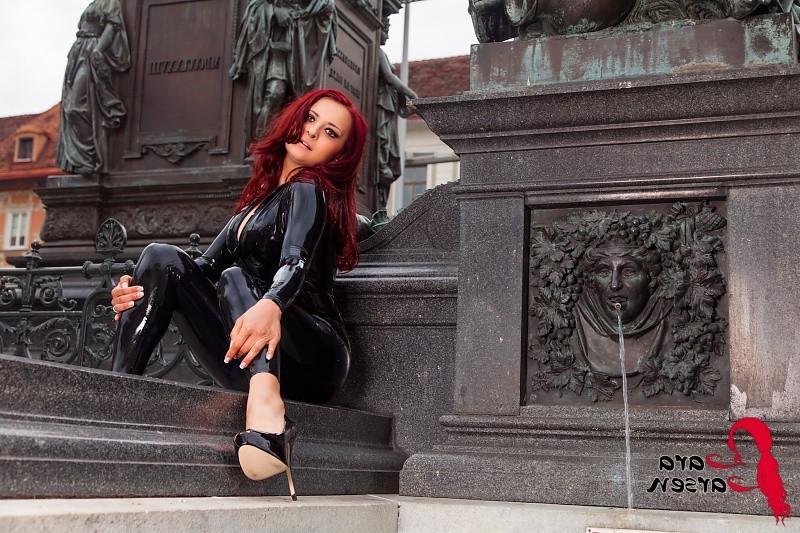 12P Redhead in latex