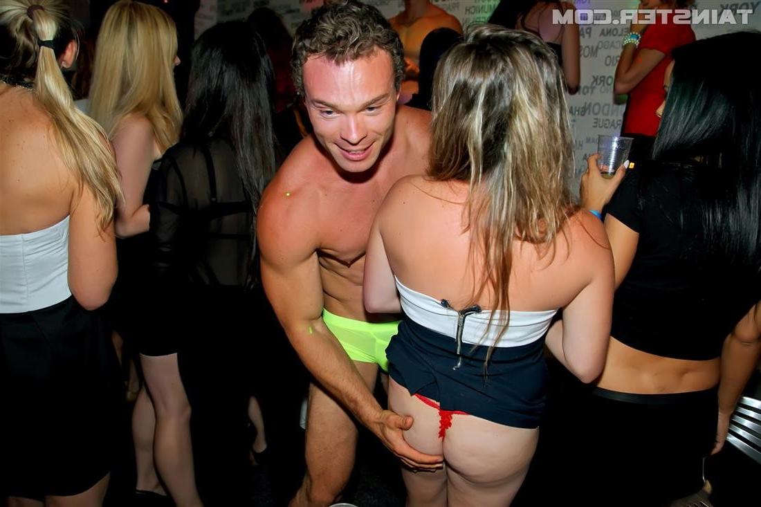 15P Lots of beautiful babes sucking cock in their party