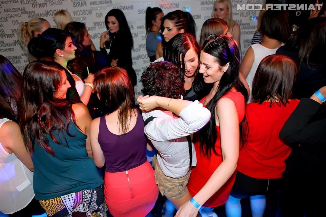 15P Lots of beautiful babes sucking cock in their party
