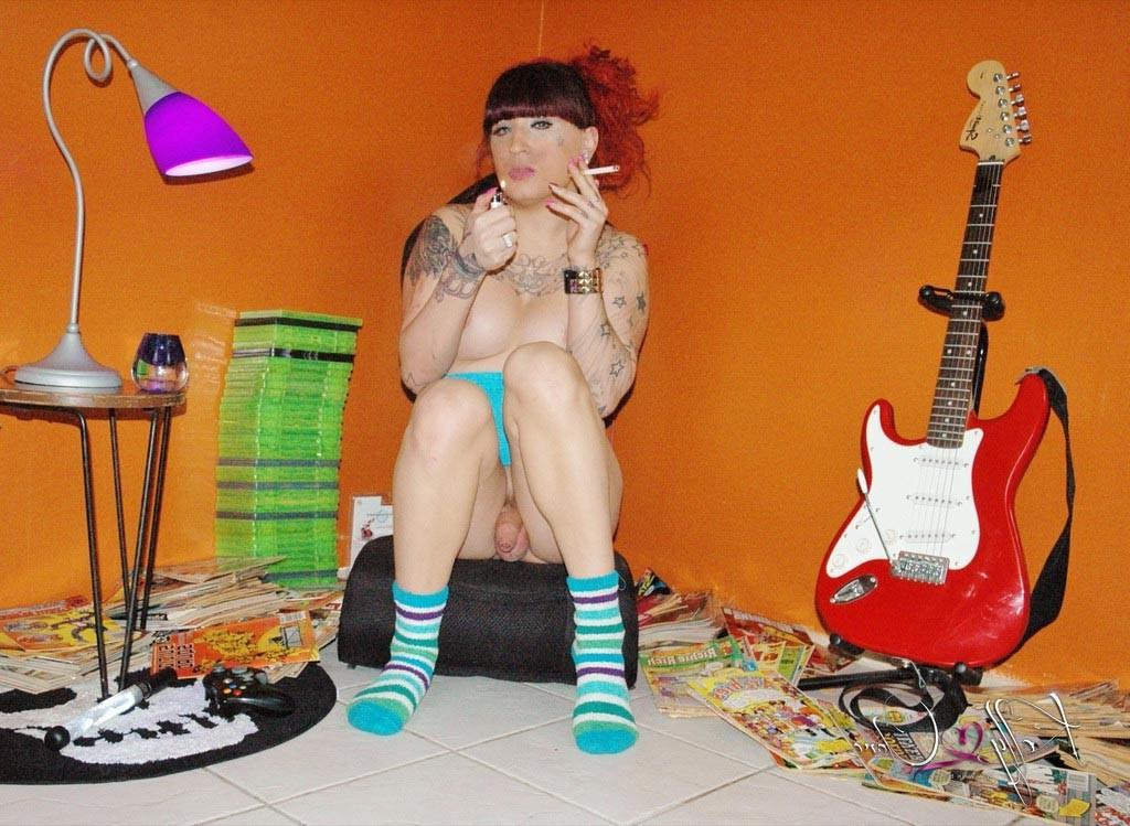12P First time gamer Kelly Clare toying
