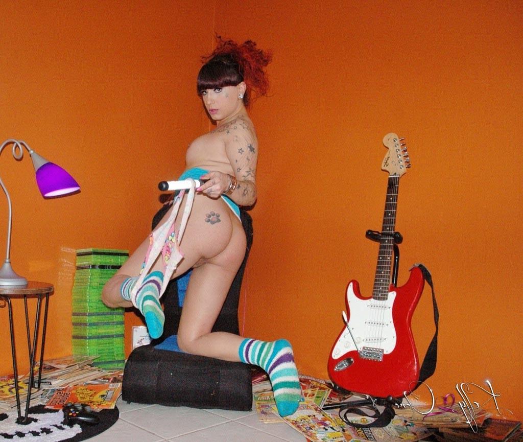 12P First time gamer Kelly Clare toying