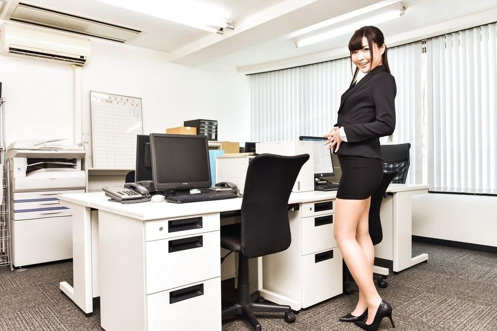 15P Asian Natsuki Hasegawa rides a big dildo in office