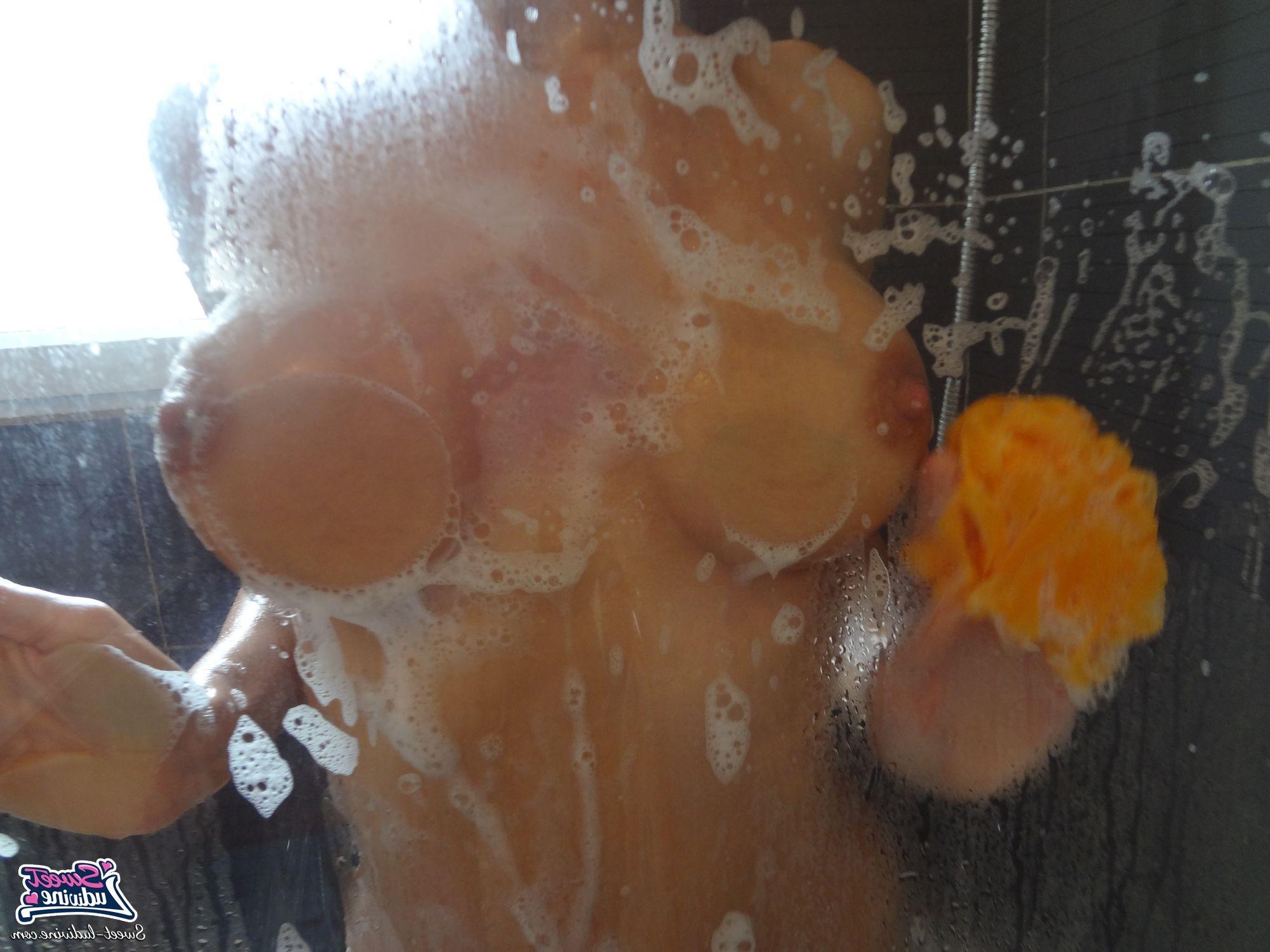 12P Showering babe Ludivine