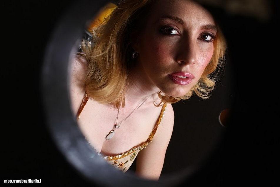 16P Aaliyah Avatari sucks unknown bigcock at gloryhole