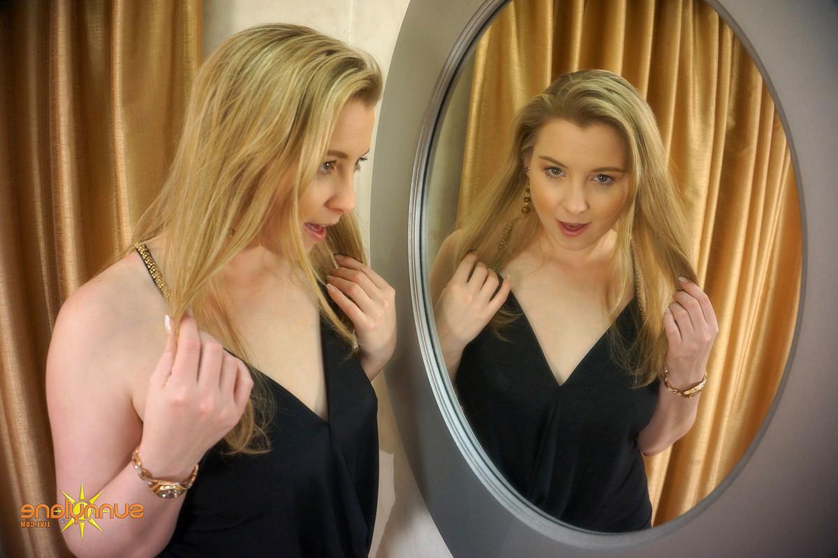 12P Sunny Lane Shows Off Her Booty in the Mirror