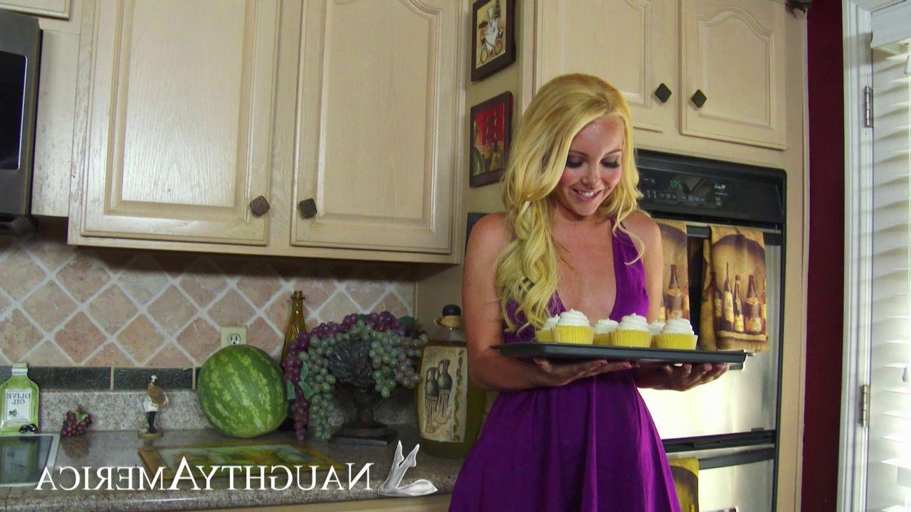 15P Kinky blonde Aaliyah Love gets messy in her kitchen