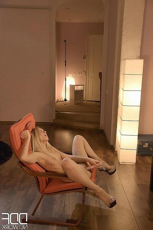 16P Jessi Gold blonde babe on a chair enjoys her pink vibrator till cumming