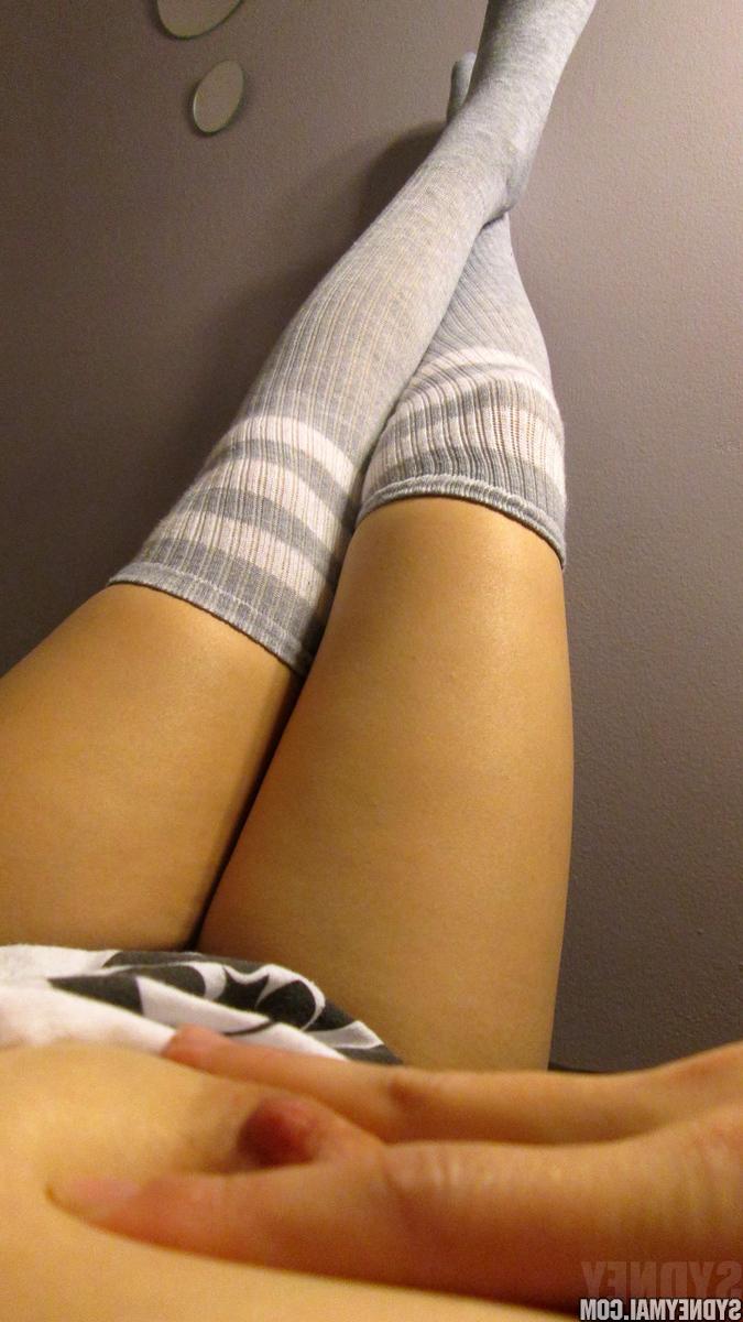 15P Beautiful Sydney Mai teasingly flaunts her remarkably sexy body