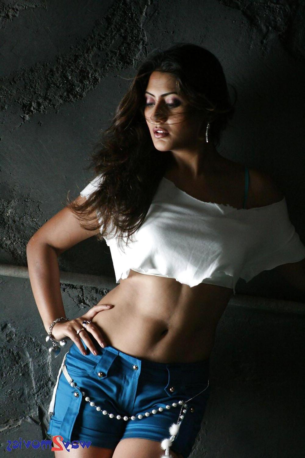 25P Indian actresses (Bollywood) hot navel show (non-nude)