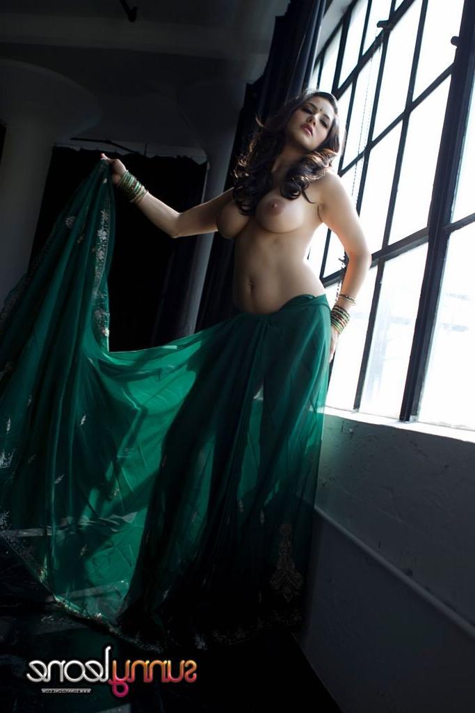 15P Punjabi girl Sunny Leone looking beautiful in sari