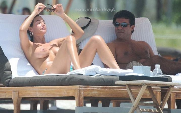 12P Sexy babes on the beach