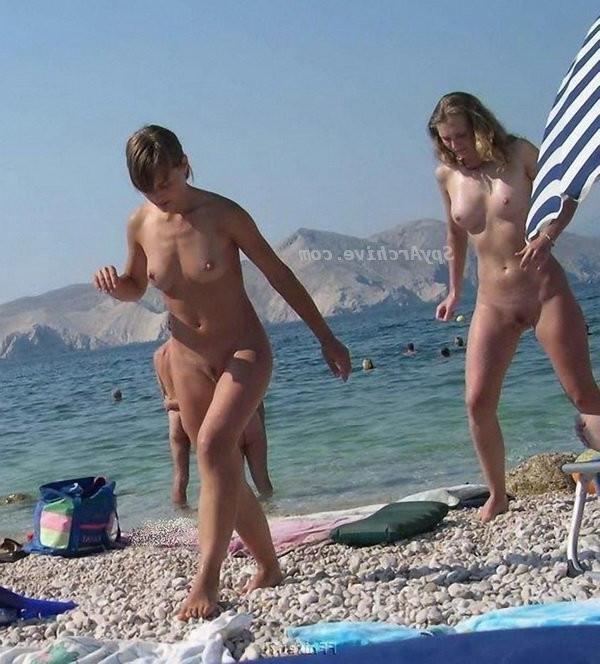 15P Beauty babes on the beach