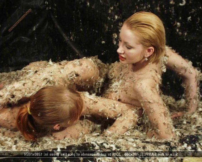12P Beautiful nakes girls covered in feathers
