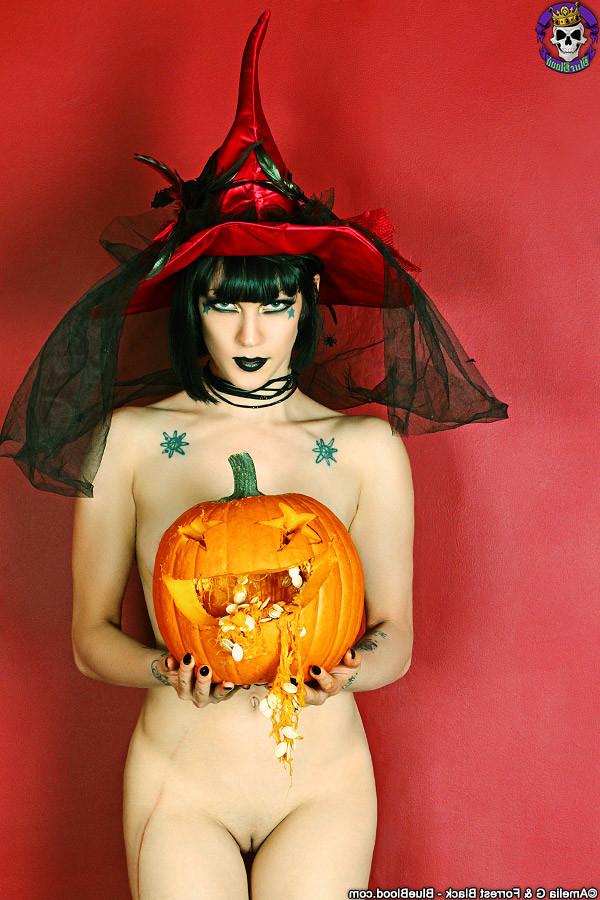 15P Goth Babe Asphyxia Noir Carves a Pumpkin Naked