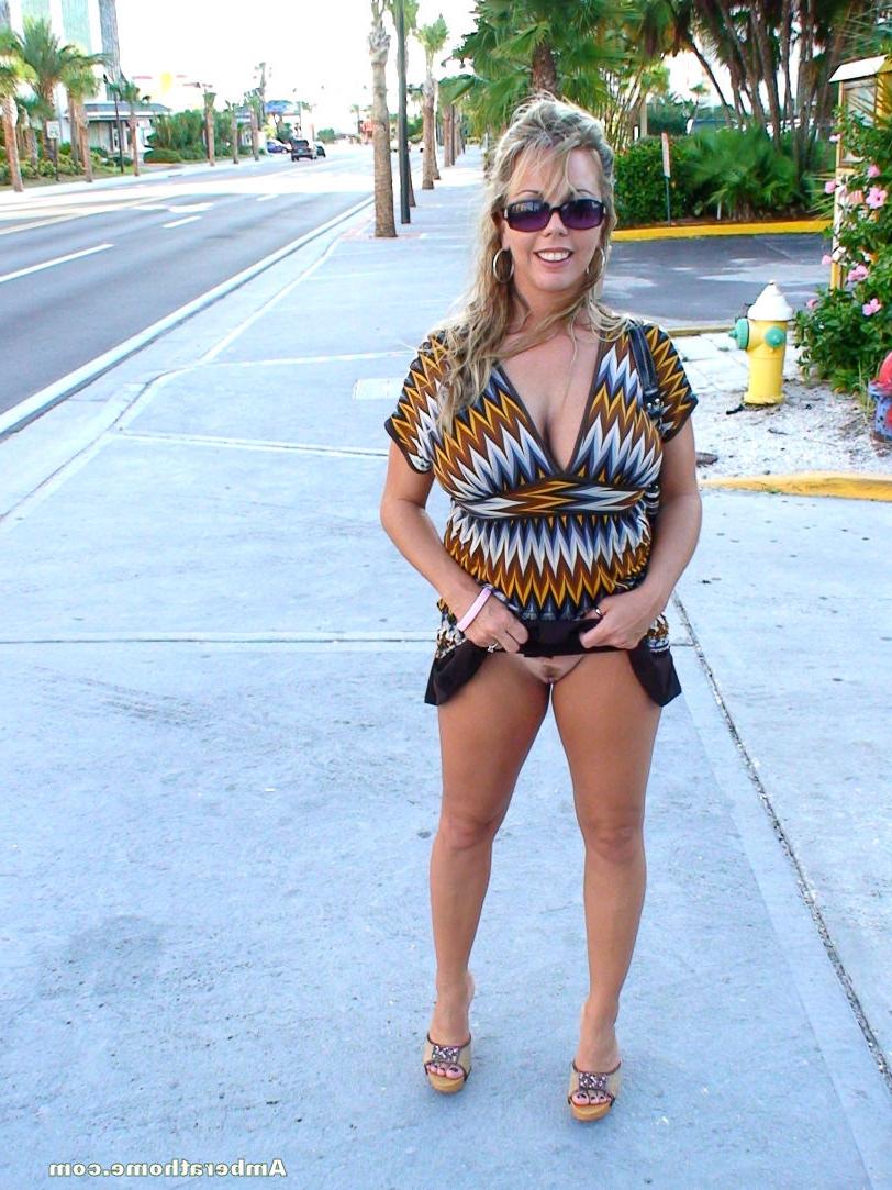 15P Public exhibition set - Amber flashes her massive tits and pussy (!) while at lu