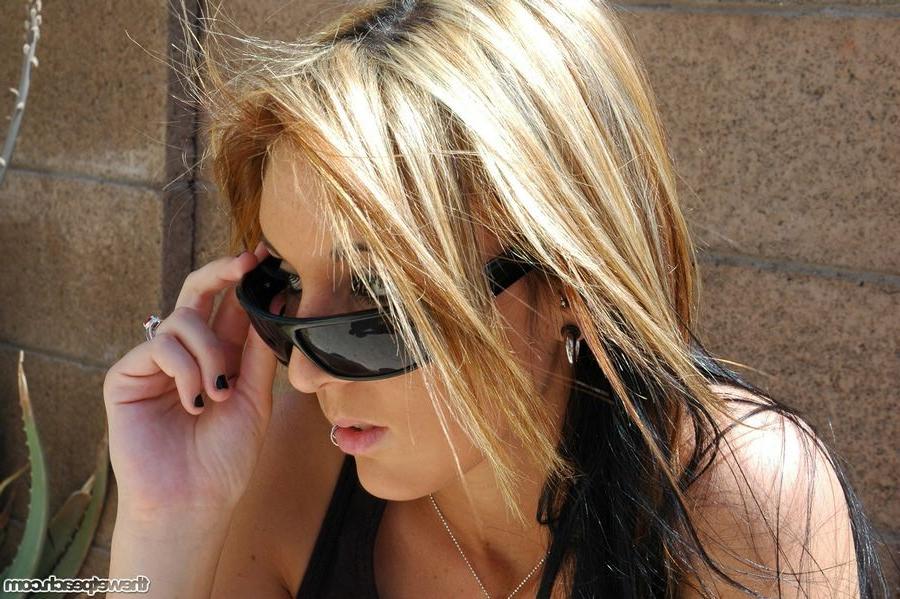 16P Smoking hot teen Dre peels her top off in the hot sun!
