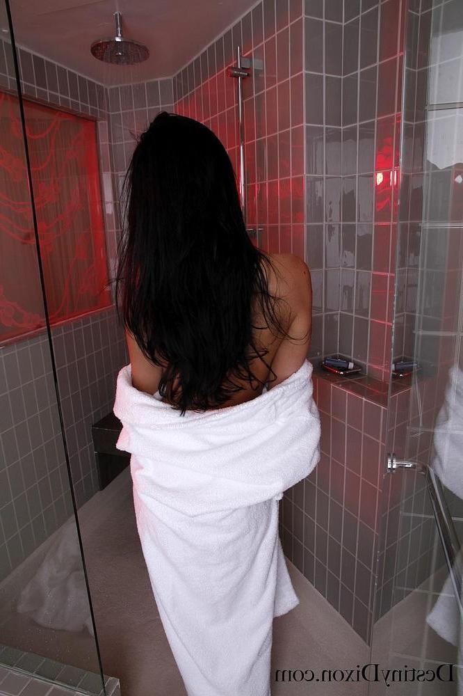 15P Destiny Dixon washes her snatch in the shower