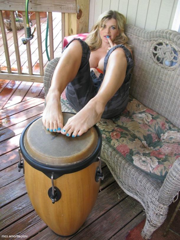 12P WEBSTAR OF THE YEAR VICKY VETTE PLAYS WITH HER BONGOS &amp;amp; BOOBS!