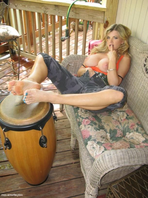 12P WEBSTAR OF THE YEAR VICKY VETTE PLAYS WITH HER BONGOS &amp;amp; BOOBS!