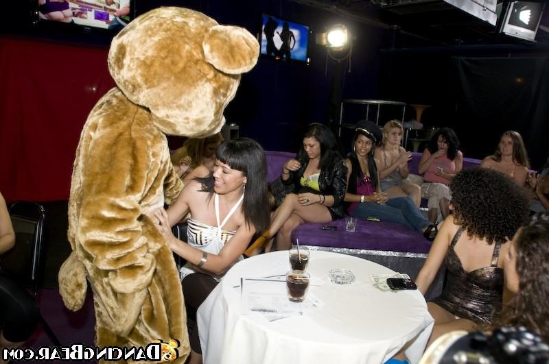16P Dozens of amateur babes give head on the hardcore party