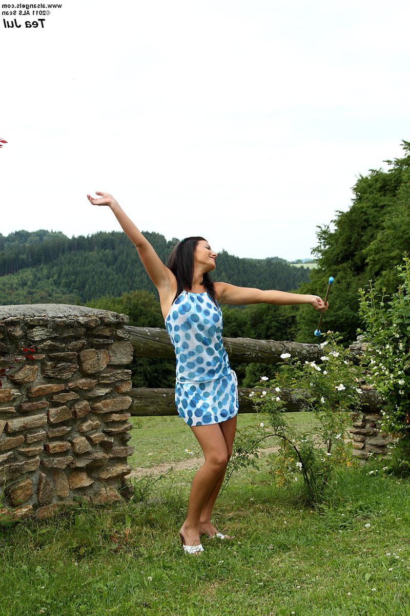 15P Inserts Baton While Stretched with Dream Catcher