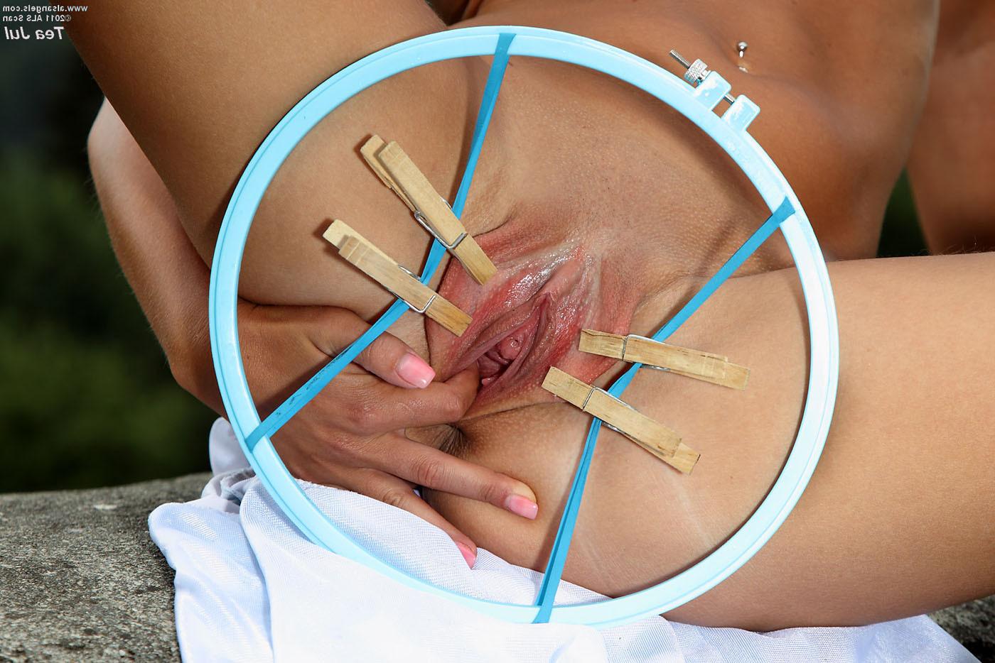 15P Inserts Baton While Stretched with Dream Catcher