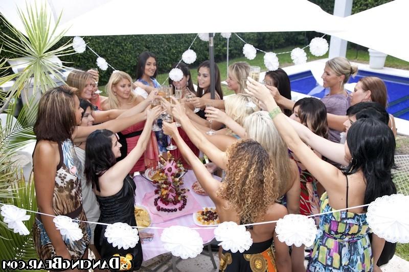 16P Dozens of amateur babes give head on the hardcore party