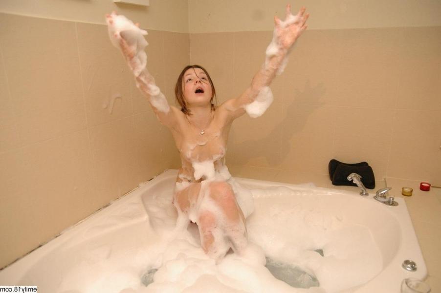 16P Naked petite teen funs in hot tube