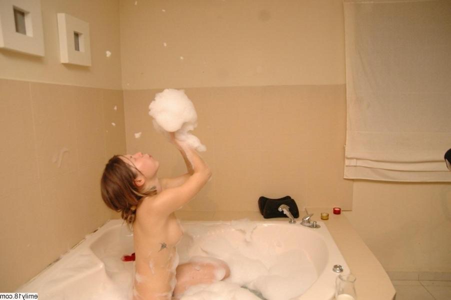 16P Naked petite teen funs in hot tube