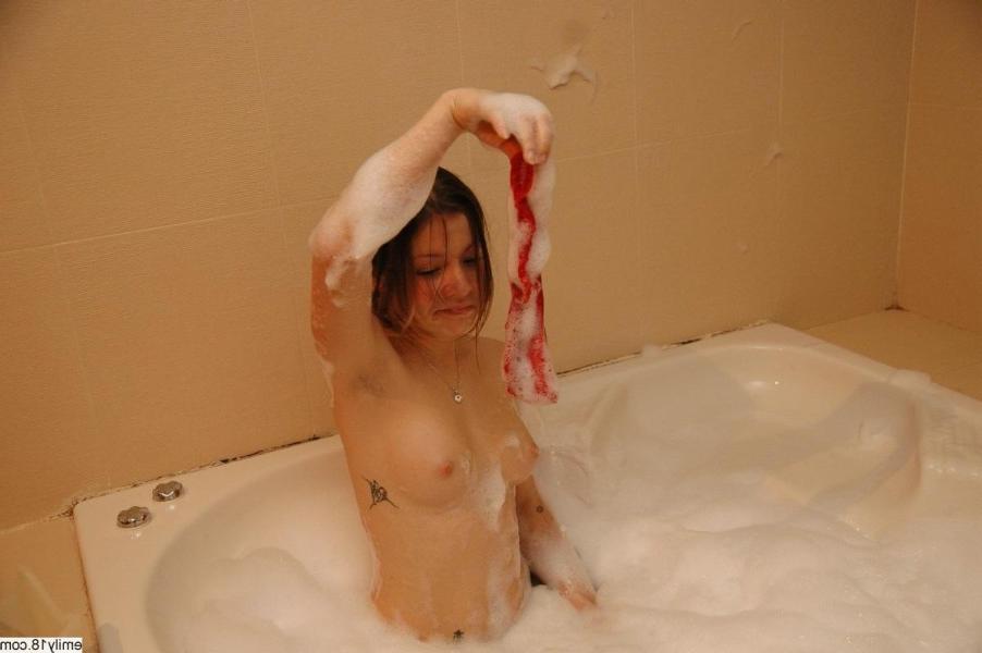16P Naked petite teen funs in hot tube
