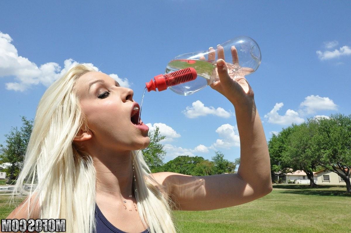 15P Blondie Bloom stufs her huge toy in her wet crack