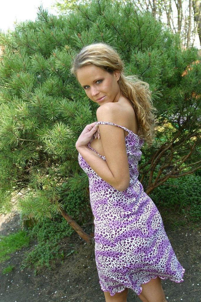 18P Sexy teen chick gets naked in the garden