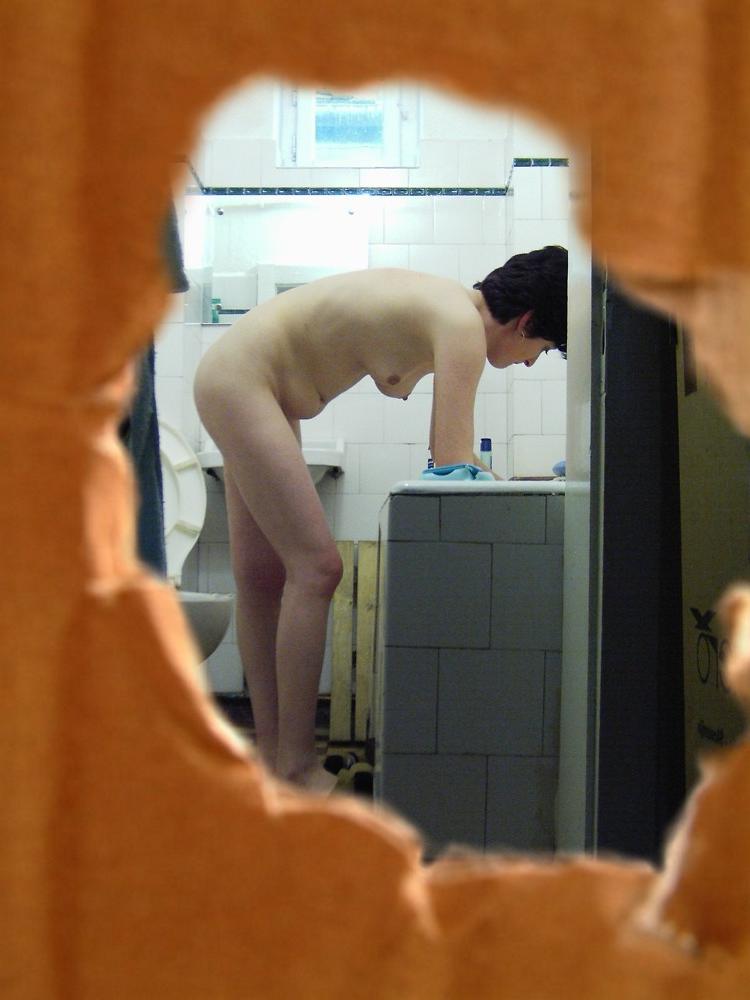 16P Brunette babe caught on spy cam shaving her pussy in the shower