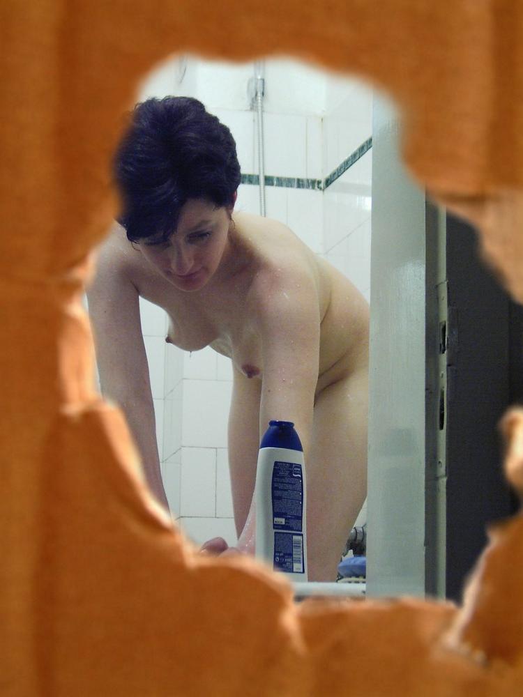 16P Brunette babe caught on spy cam shaving her pussy in the shower