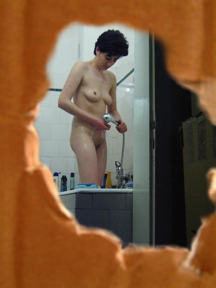 16P Brunette babe caught on spy cam shaving her pussy in the shower