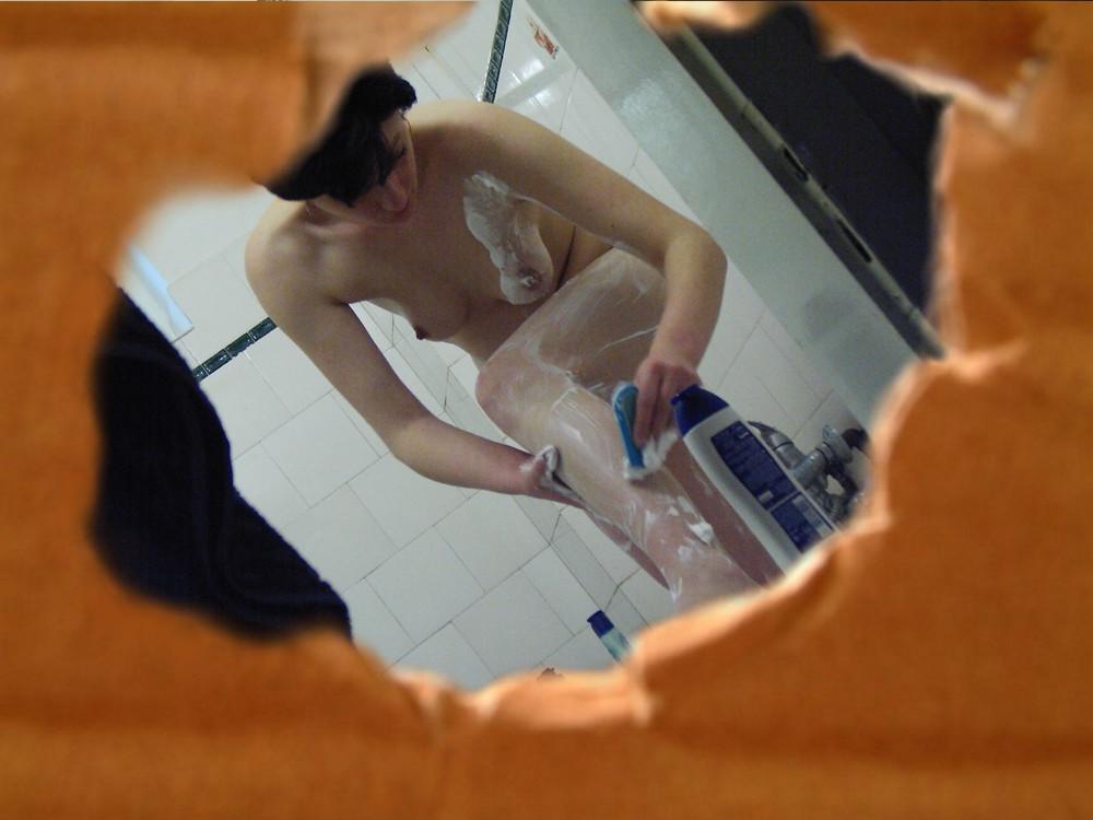 16P Brunette babe caught on spy cam shaving her pussy in the shower