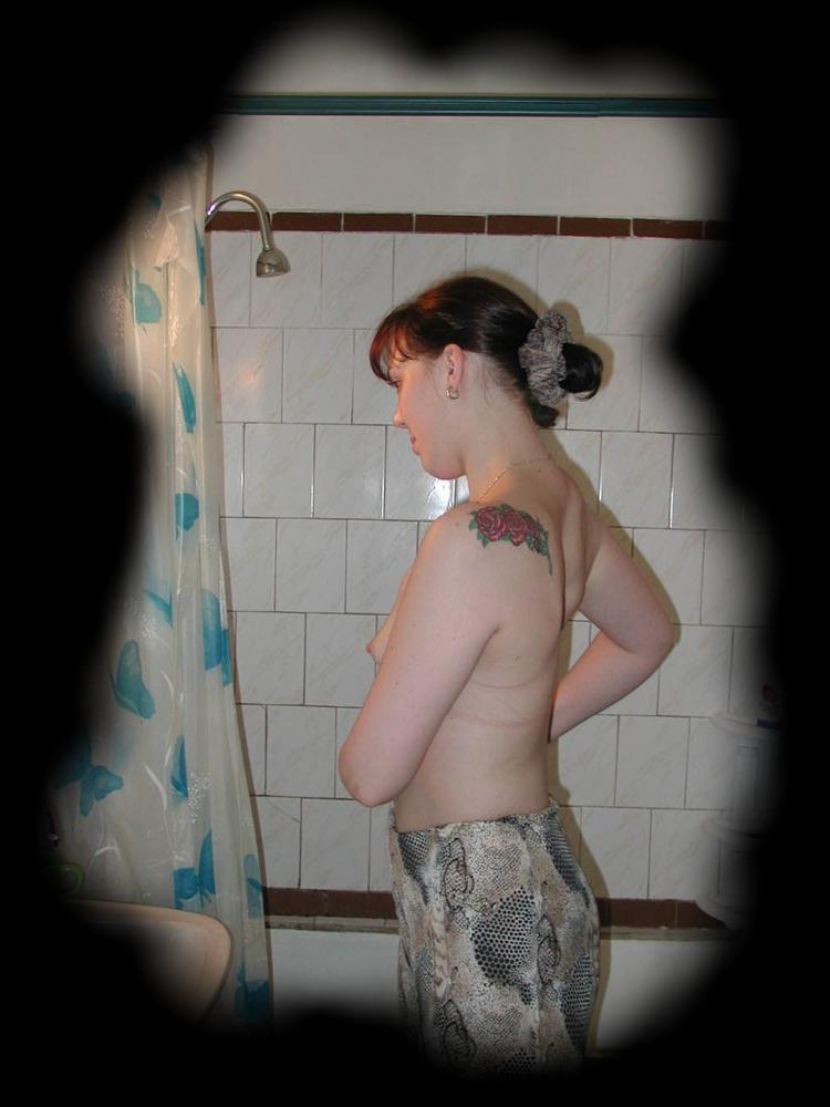 16P Voyeur spy shots of unsuspecting chick caught taking a shower